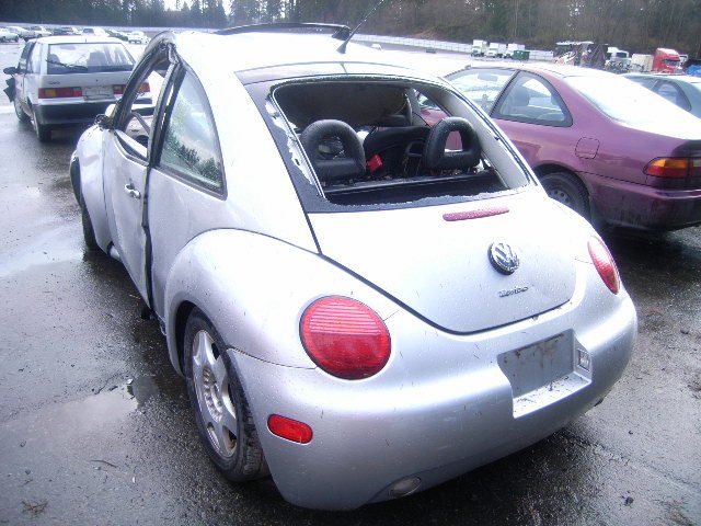 3VWDC21C71M414370 - 2001 VOLKSWAGEN NEW BEETLE Gümüş foto 2