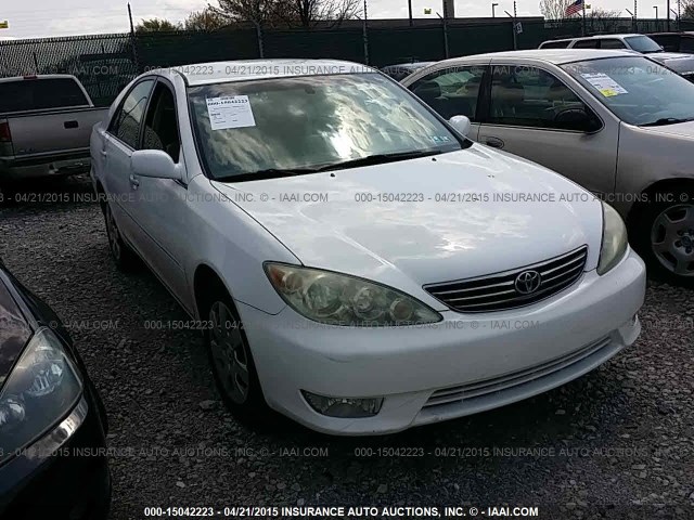 4T1BE32K95U001217 - 2005 TOYOTA CAMRY LE/XLE/SE WHITE photo 1
