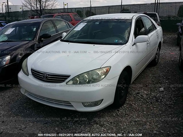 4T1BE32K95U001217 - 2005 TOYOTA CAMRY LE/XLE/SE WHITE photo 2