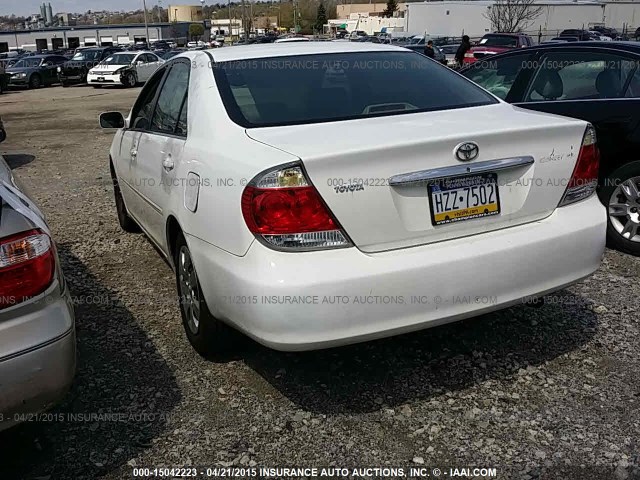 4T1BE32K95U001217 - 2005 TOYOTA CAMRY LE/XLE/SE WHITE photo 3