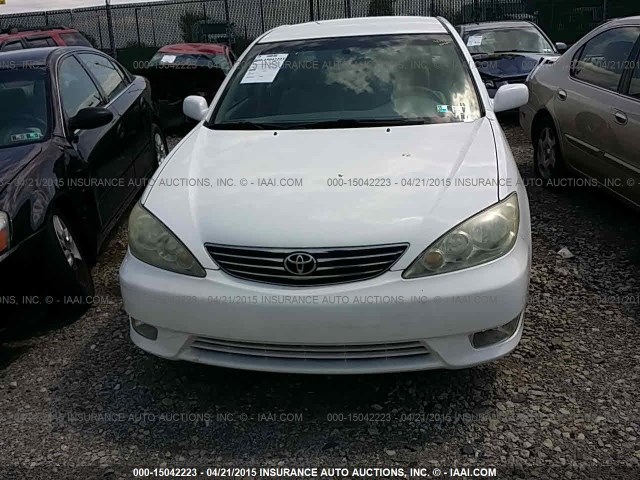 4T1BE32K95U001217 - 2005 TOYOTA CAMRY LE/XLE/SE WHITE photo 6