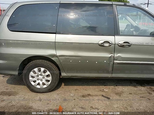 KNDUP131946518599 - 2004 KIA SEDONA EX/LX GREEN photo 6