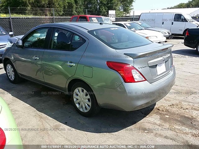 3N1CN7APXDL865654 - 2013 NISSAN VERSA S/S PLUS/SV/SL GRAY photo 3