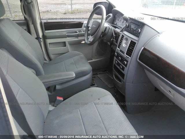 2A4RR5D12AR278879 - 2010 CHRYSLER TOWN & COUNTRY TOURING SILVER photo 5