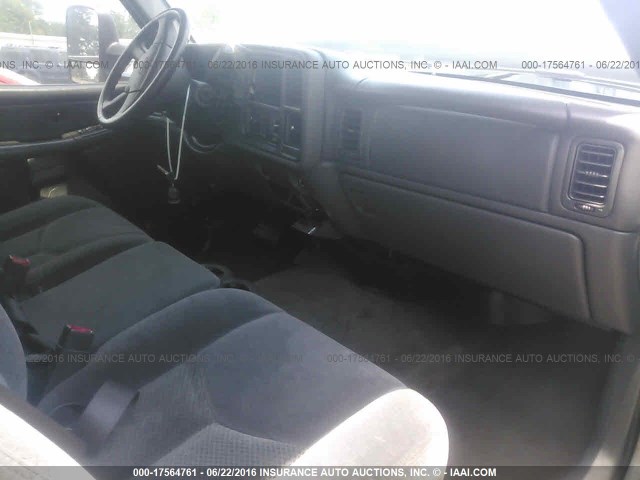 1GCHC23206F106196 - 2006 CHEVROLET SILVERADO C2500 HEAVY DUTY GRAY photo 5