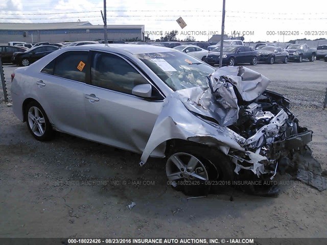 4T1BF1FK9EU438159 - 2014 TOYOTA CAMRY L/SE/LE/XLE 银色 照片 1