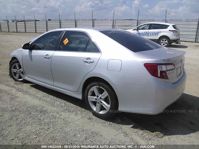 4T1BF1FK9EU438159 - 2014 TOYOTA CAMRY L/SE/LE/XLE 银色 照片 3