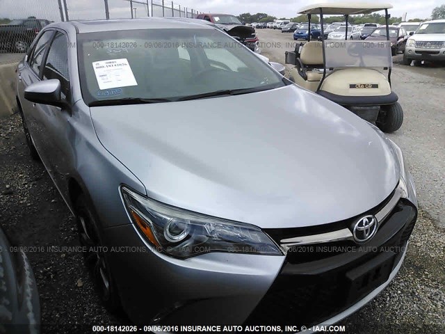 4T1BF1FK2FU068335 - 2015 TOYOTA CAMRY LE/XLE/SE/XSE 灰色 照片 1