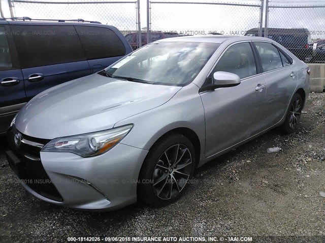 4T1BF1FK2FU068335 - 2015 TOYOTA CAMRY LE/XLE/SE/XSE 灰色 照片 2