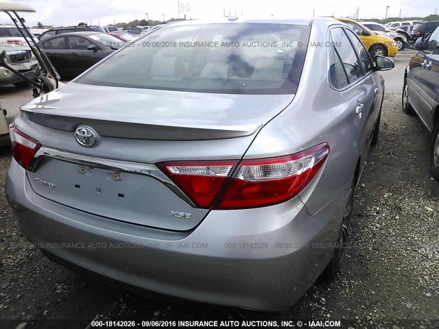 4T1BF1FK2FU068335 - 2015 TOYOTA CAMRY LE/XLE/SE/XSE 灰色 照片 4