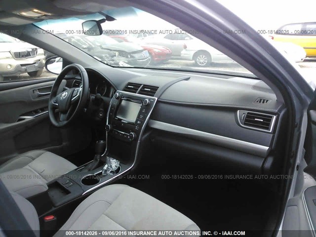 4T1BF1FK2FU068335 - 2015 TOYOTA CAMRY LE/XLE/SE/XSE GRAY photo 5