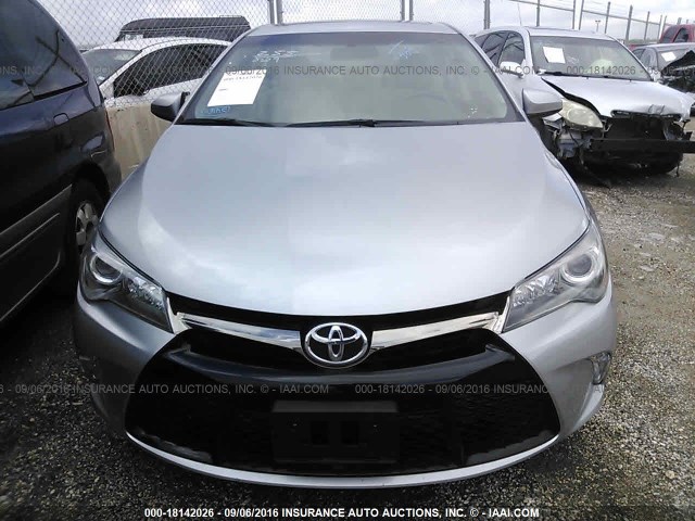 4T1BF1FK2FU068335 - 2015 TOYOTA CAMRY LE/XLE/SE/XSE 灰色 照片 6