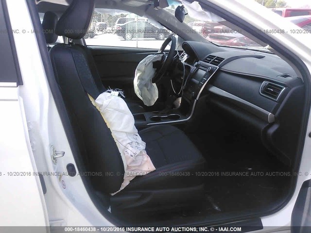4T1BF1FK9FU996613 - 2015 TOYOTA CAMRY LE/XLE/SE/XSE WHITE photo 5