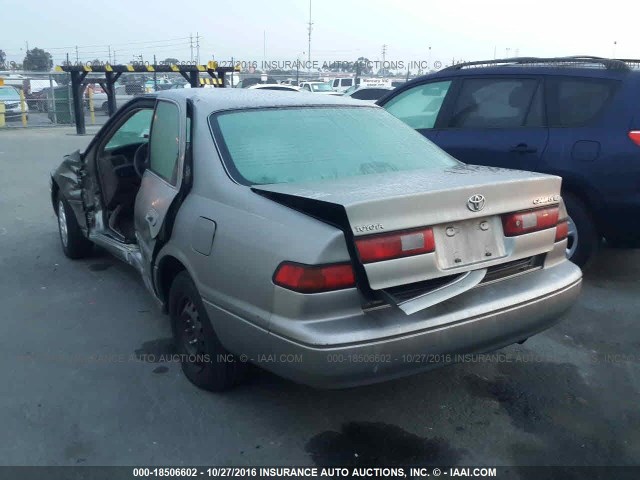 JT2BG22KXW0126561 - 1998 TOYOTA CAMRY CE/LE/XLE 香槟色 照片 3