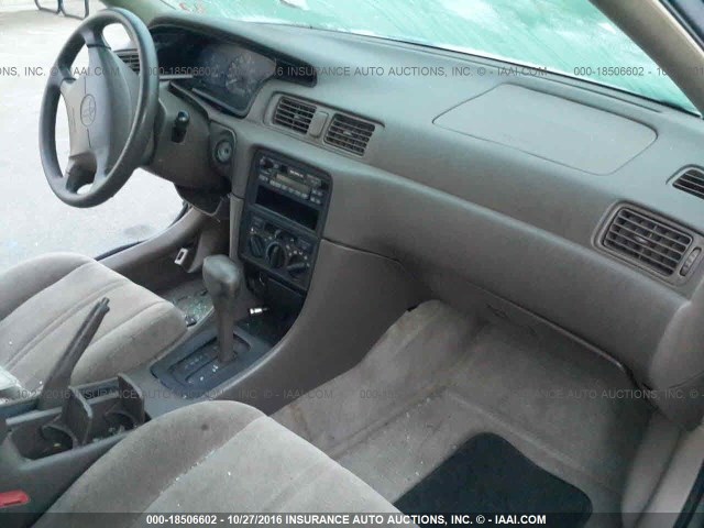 JT2BG22KXW0126561 - 1998 TOYOTA CAMRY CE/LE/XLE 香槟色 照片 5