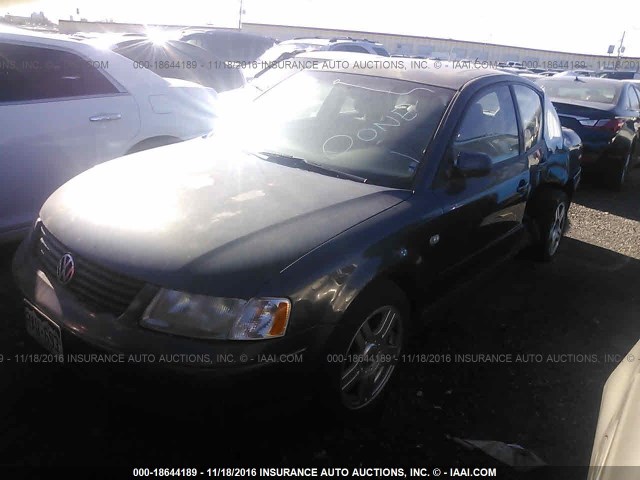 WVWPD23B8YP229458 - 2000 VOLKSWAGEN PASSAT GLX GRAY photo 2