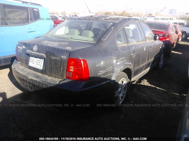 WVWPD23B8YP229458 - 2000 VOLKSWAGEN PASSAT GLX GRAY photo 4