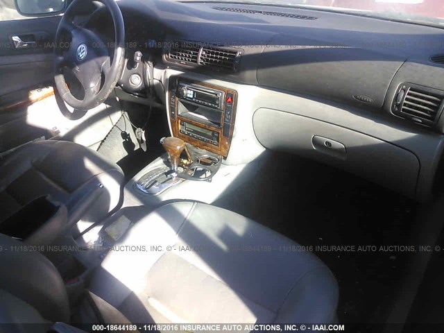 WVWPD23B8YP229458 - 2000 VOLKSWAGEN PASSAT GLX GRAY photo 5