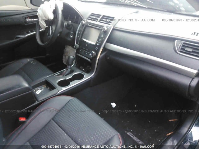 4T1BF1FK5FU475050 - 2015 TOYOTA CAMRY LE/XLE/SE/XSE შავი ფოტო 5