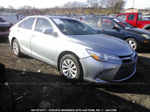 4T4BF1FK3FR509282 - 2015 TOYOTA CAMRY LE/XLE/SE/XSE SILVER photo 1