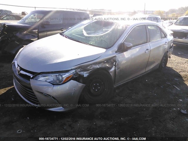 4T4BF1FK3FR509282 - 2015 TOYOTA CAMRY LE/XLE/SE/XSE SILVER photo 2