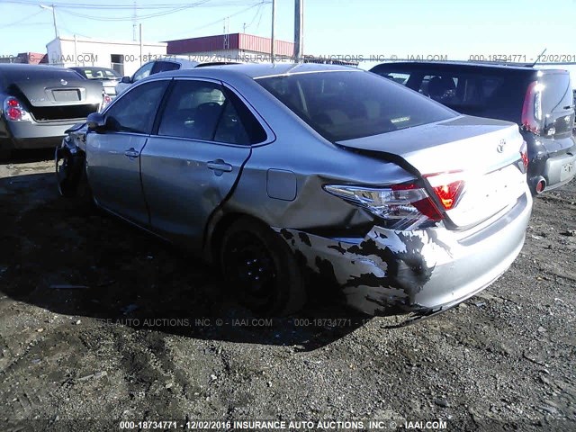 4T4BF1FK3FR509282 - 2015 TOYOTA CAMRY LE/XLE/SE/XSE SILVER photo 3