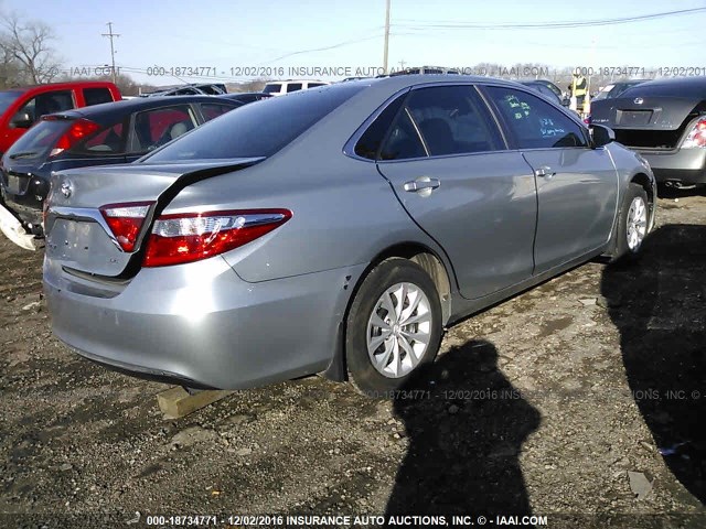 4T4BF1FK3FR509282 - 2015 TOYOTA CAMRY LE/XLE/SE/XSE SILVER photo 4