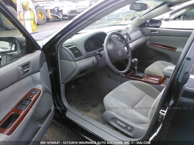 4T1BE32K62U036177 - 2002 TOYOTA CAMRY LE/XLE/SE შავი ფოტო 5