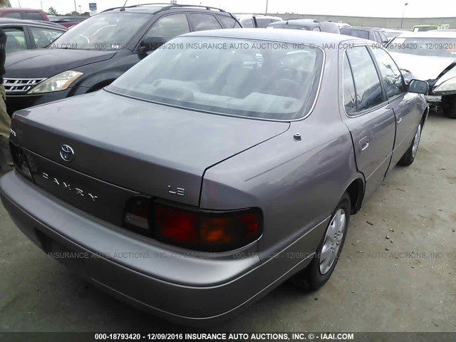 4T1BG12KXTU707883 - 1996 TOYOTA CAMRY DX/LE/XLE GRAY photo 4