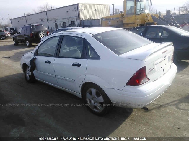1FAFP38343W332715 - 2003 FORD FOCUS ZTS WHITE photo 3