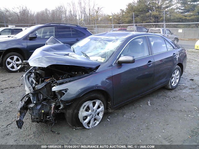4T1BF3EK2BU691753 - 2011 TOYOTA CAMRY SE/LE/XLE GRAY photo 2