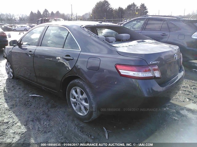 4T1BF3EK2BU691753 - 2011 TOYOTA CAMRY SE/LE/XLE GRAY photo 3