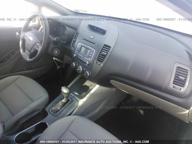 KNAFX4A64F5426282 - 2015 KIA FORTE LX GRAY photo 5