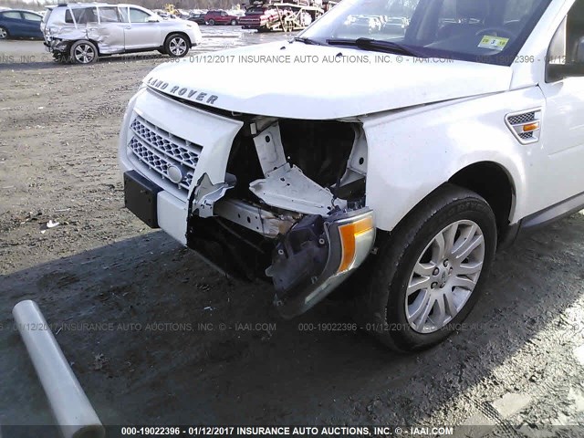 SALFP24N18H041976 - 2008 LAND ROVER LR2 SE WHITE photo 6