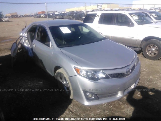 4T1BF1FK7EU335175 - 2014 TOYOTA CAMRY L/SE/LE/XLE Gümüş foto 1