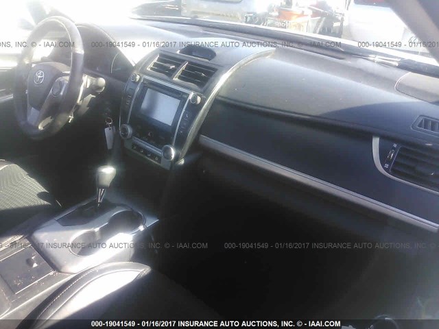 4T1BF1FK7EU335175 - 2014 TOYOTA CAMRY L/SE/LE/XLE Gümüş foto 5