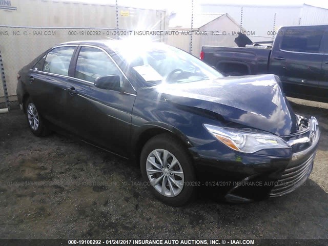 4T1BF1FK3HU333590 - 2017 TOYOTA CAMRY LE/XLE/SE/XSE BLUE photo 1