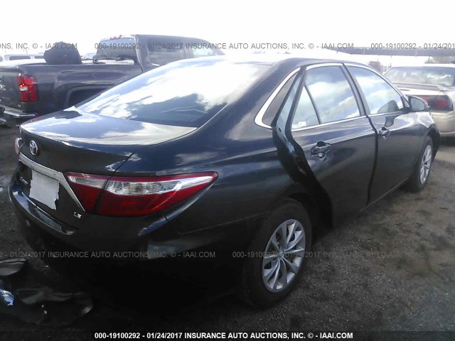 4T1BF1FK3HU333590 - 2017 TOYOTA CAMRY LE/XLE/SE/XSE BLUE photo 4