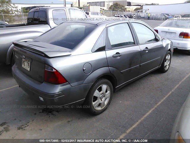 1FAFP34N27W186392 - 2007 FORD FOCUS ZX4/S/SE/SES GRAY photo 4