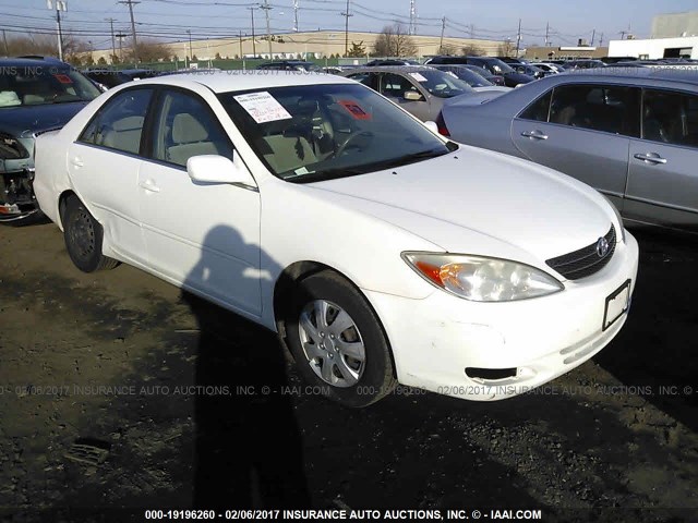 JTDBE32K120122847 - 2002 TOYOTA CAMRY LE/XLE/SE WHITE photo 1