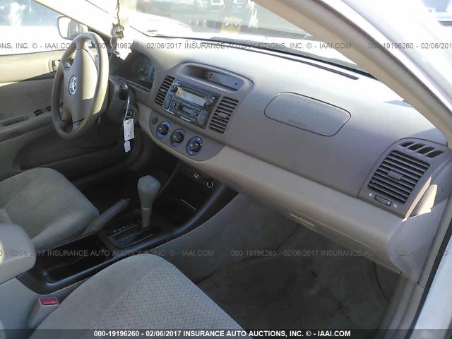 JTDBE32K120122847 - 2002 TOYOTA CAMRY LE/XLE/SE 白色 照片 5