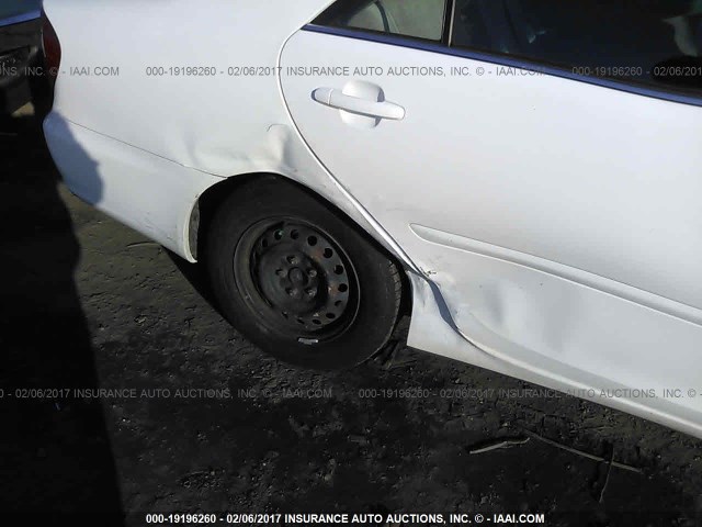 JTDBE32K120122847 - 2002 TOYOTA CAMRY LE/XLE/SE WHITE photo 6