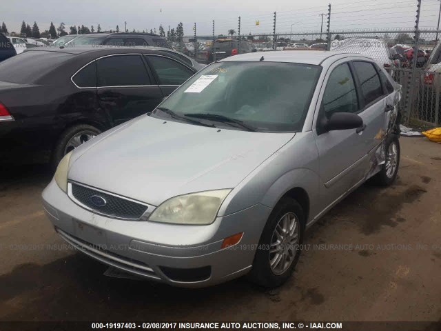 1FAFP34N97W111740 - 2007 FORD FOCUS ZX4/S/SE/SES 银色 照片 2