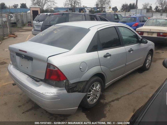 1FAFP34N97W111740 - 2007 FORD FOCUS ZX4/S/SE/SES 银色 照片 4