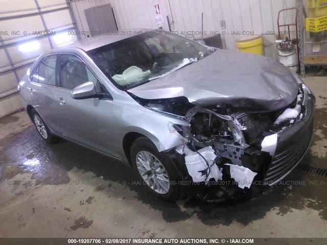 4T4BF1FKXGR545195 - 2016 TOYOTA CAMRY LE/XLE/SE/XSE SILVER photo 1