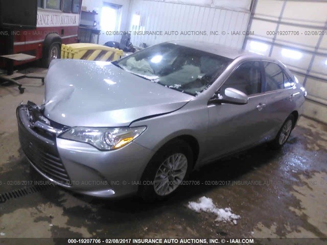 4T4BF1FKXGR545195 - 2016 TOYOTA CAMRY LE/XLE/SE/XSE SILVER photo 2