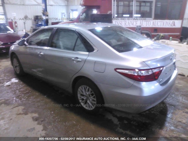 4T4BF1FKXGR545195 - 2016 TOYOTA CAMRY LE/XLE/SE/XSE SILVER photo 3