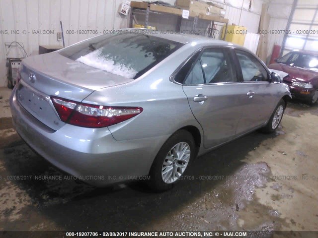 4T4BF1FKXGR545195 - 2016 TOYOTA CAMRY LE/XLE/SE/XSE SILVER photo 4