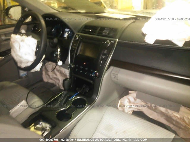 4T4BF1FKXGR545195 - 2016 TOYOTA CAMRY LE/XLE/SE/XSE SILVER photo 5