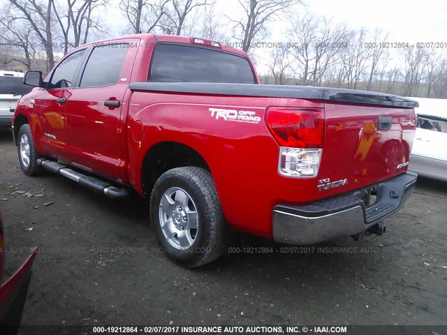 5TFDW5F15BX187081 - 2011 TOYOTA TUNDRA CREWMAX SR5 RED photo 3